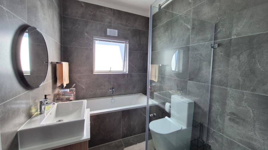 To Let 4 Bedroom Property for Rent in Sunningdale Western Cape